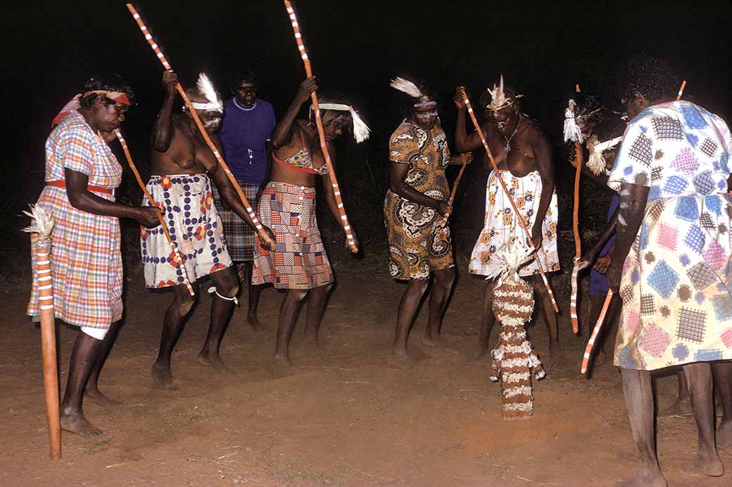 Women dance, “mangaya”