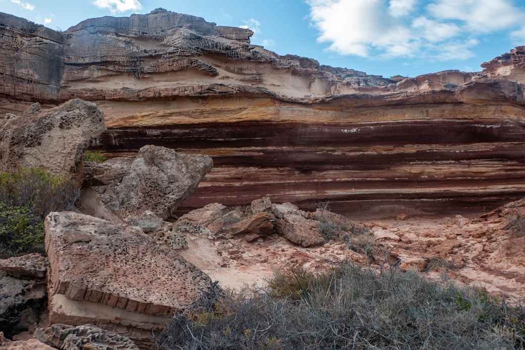 Sandstone ridges, Rainbow Valley