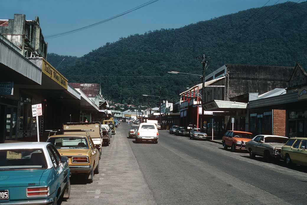 Main street, Tully