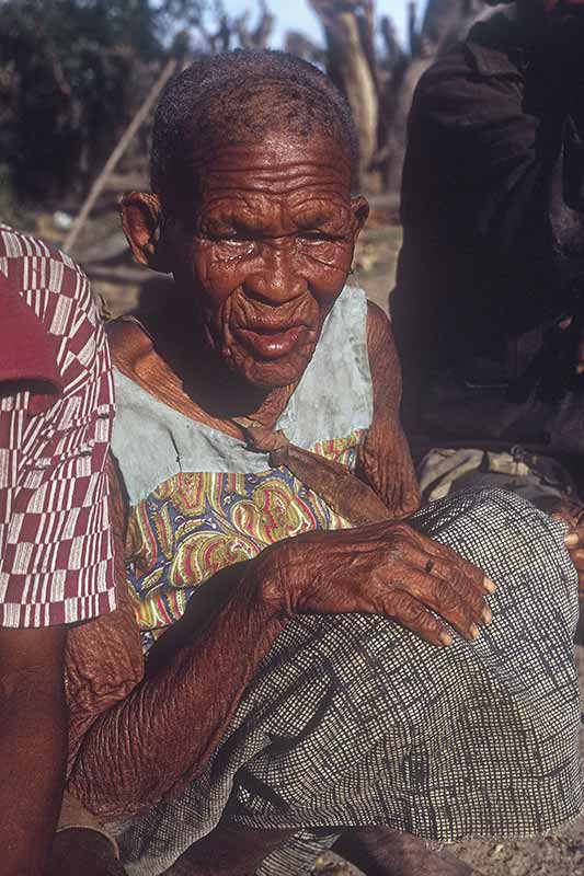 Elderly Mosarwa woman, Matipatsela