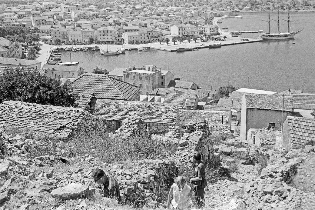 Climbing the hil, Vela Luka