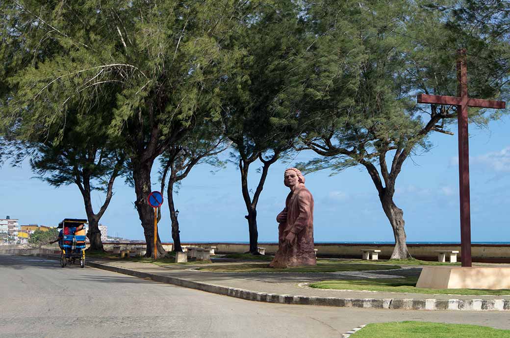 Cross and statue of Columbus, Baracoa