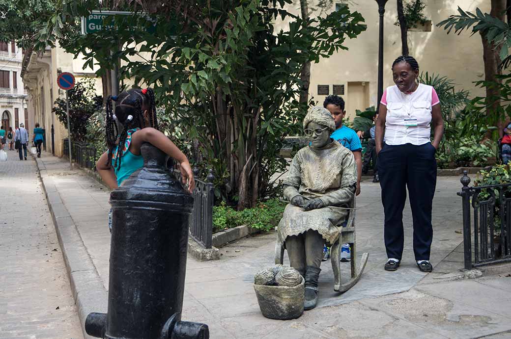 Living statue performer