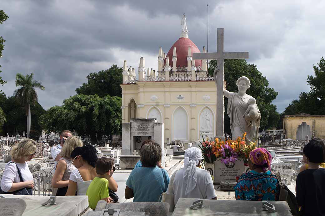 La Milagros, Necrópolis Cristóbal Colón