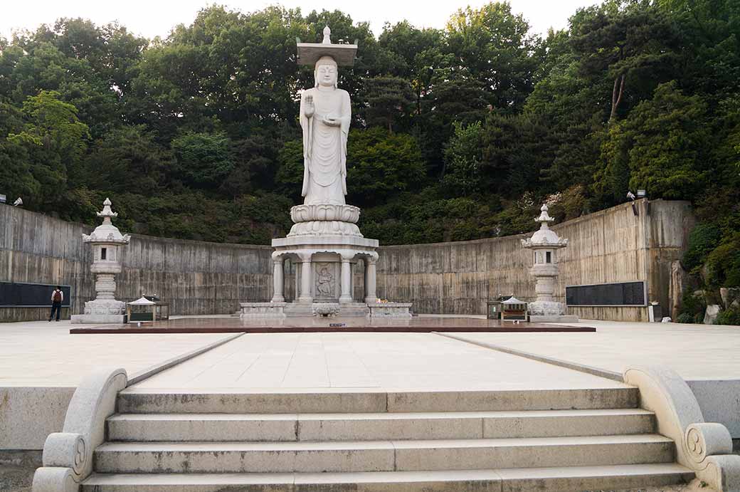 Buddha statue, Bongeunsa