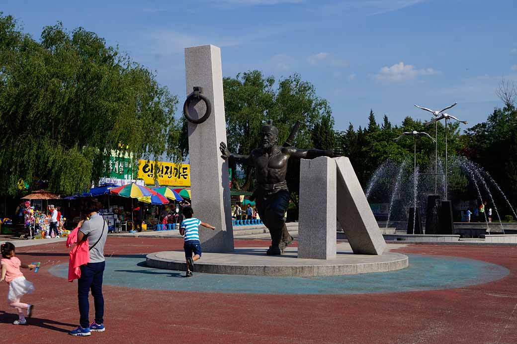 Lim Kkeokjeong statue