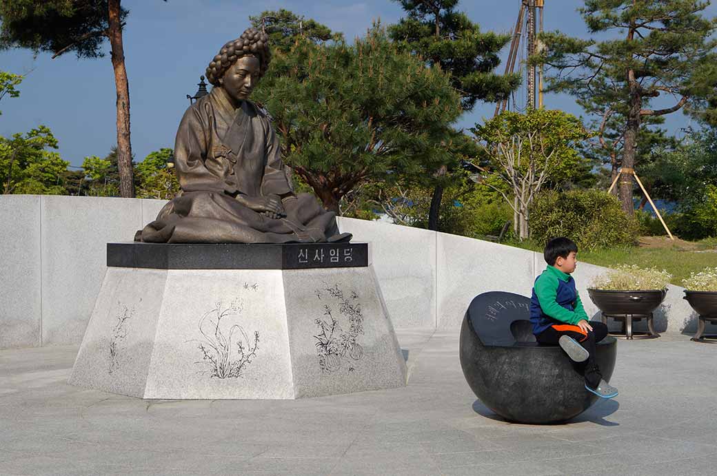 Statue of Sin Saimdang