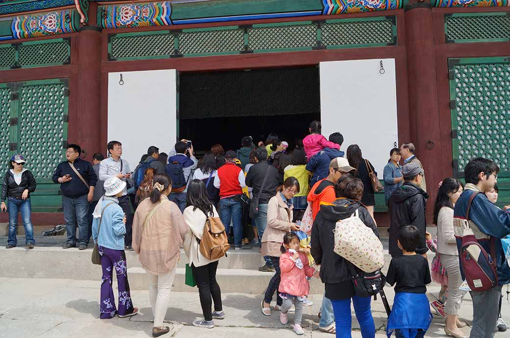 Tourists at throne hall