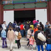 Tourists at throne hall