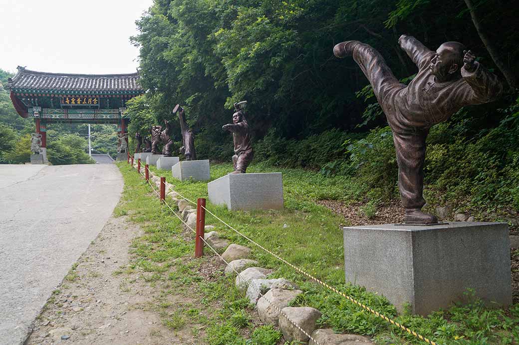 Statues of Sunmudo