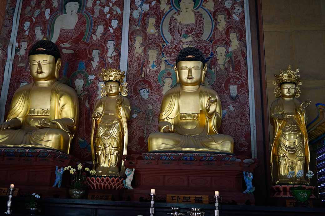 Statues, Gakhwangjeon