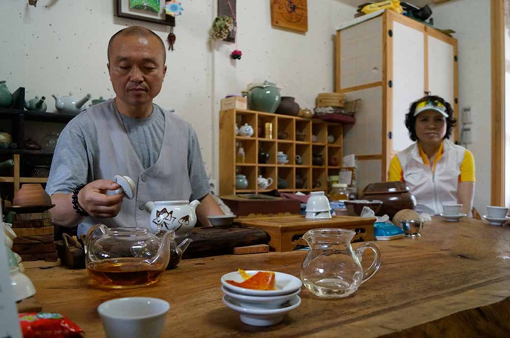 Having tea, Gucheungam