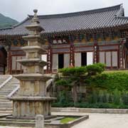 Daeungjeon and pagoda