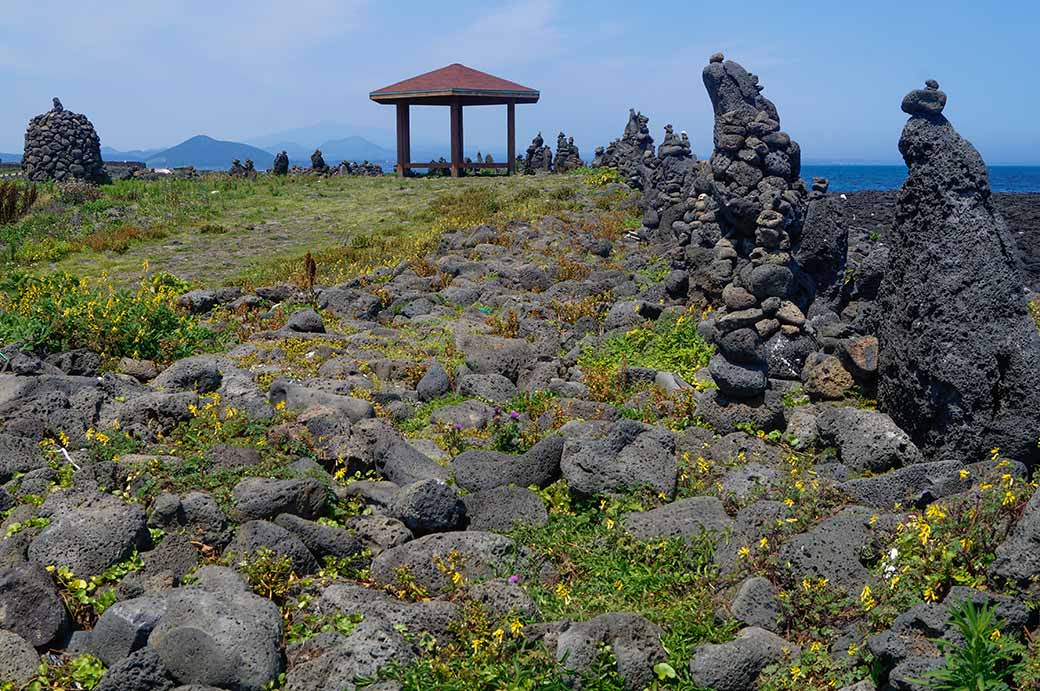 Volcanic rocks, U-do