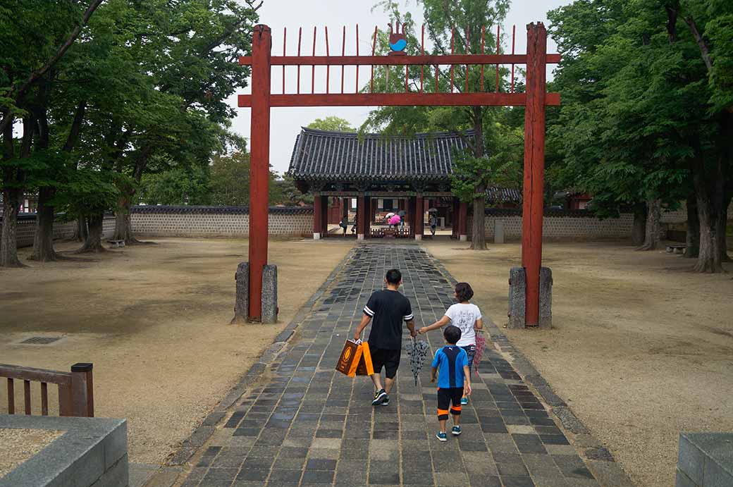 Gate to Gyeonggijeon