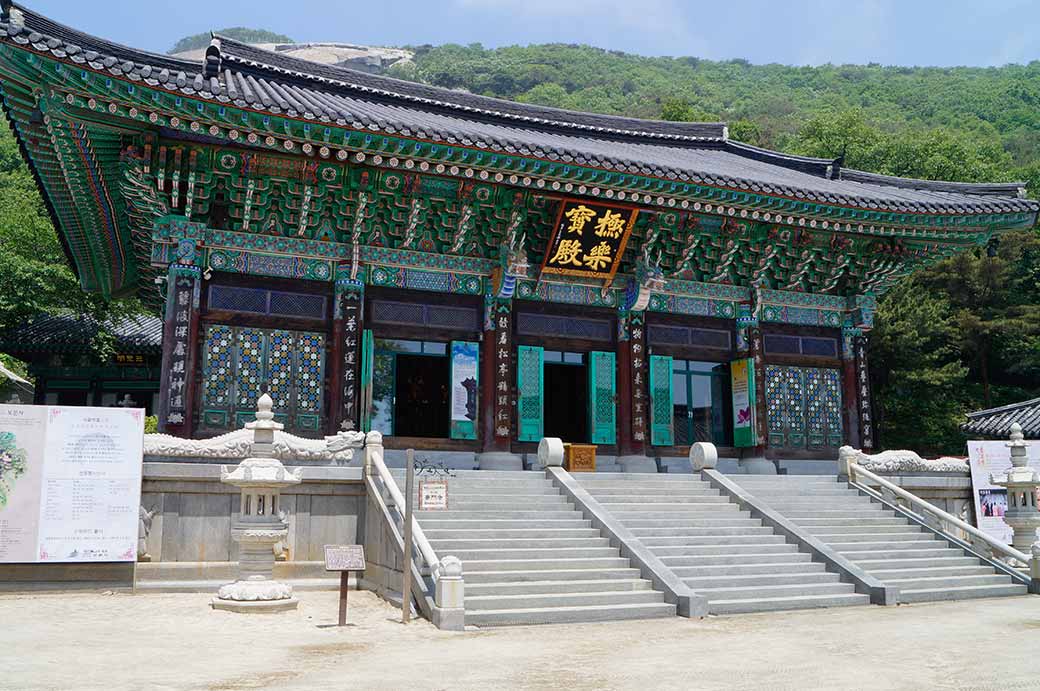 Main hall of Bomunsa