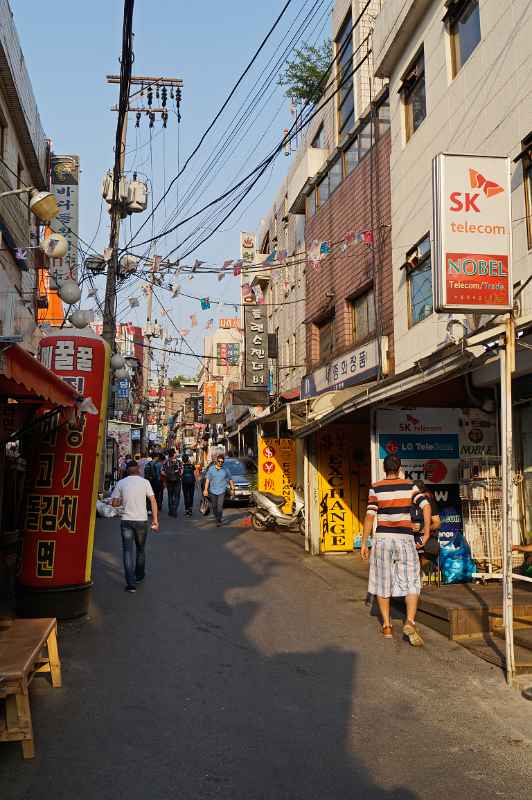 Narrow street in Itaewon