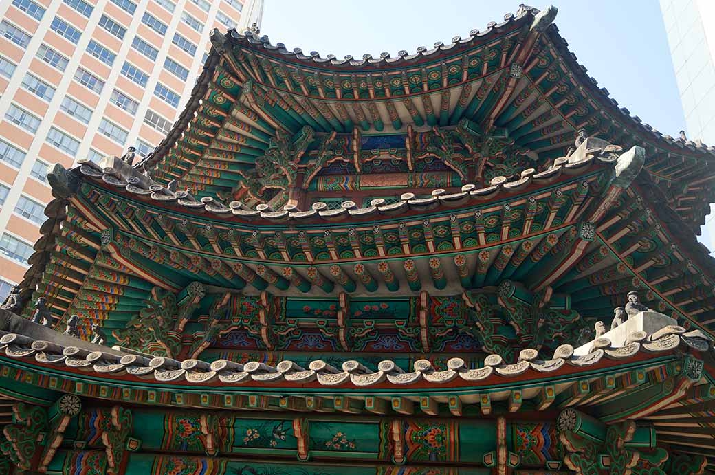 Hwanggungu roof