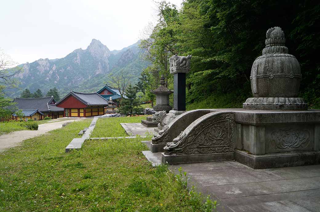 Stele, Buddhist monuments