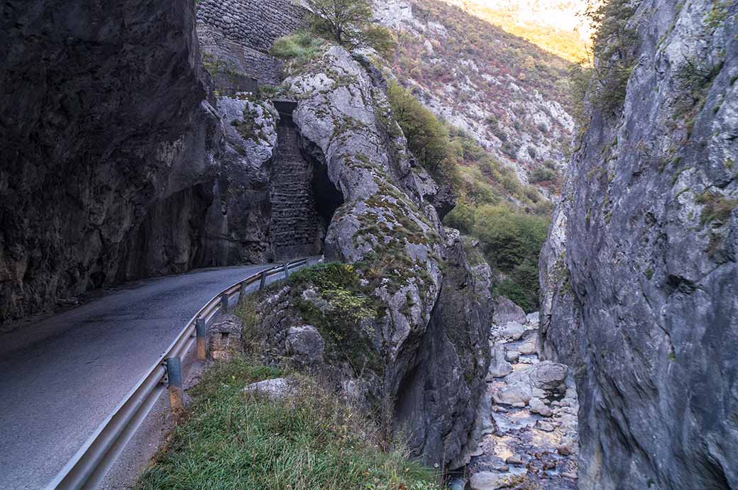 Canyon tunnel