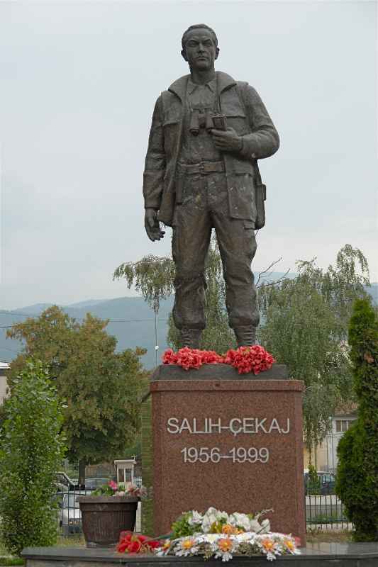 Salih �ekaj statue