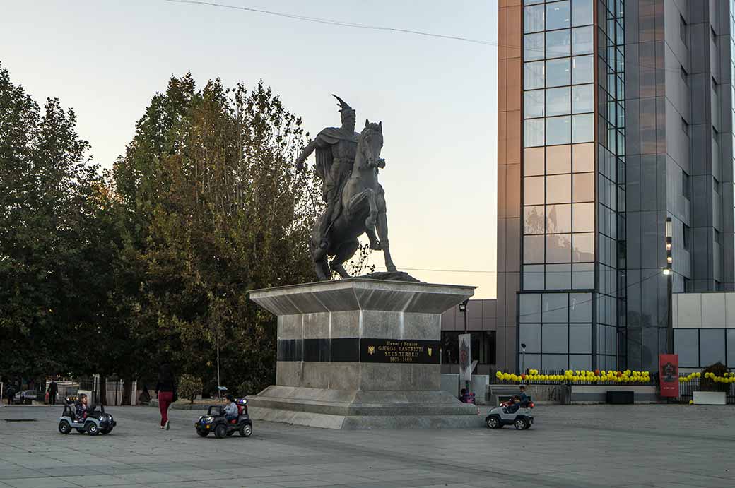 Skanderbeg statue