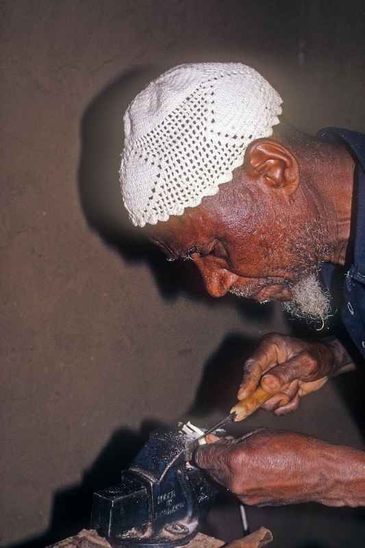 Ivory carver, Nkhotakota