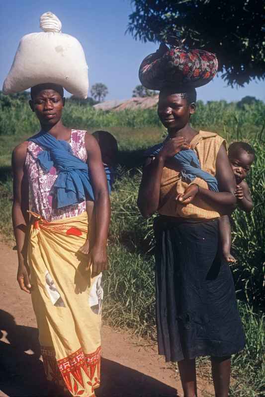 Women along the road to Chitipa