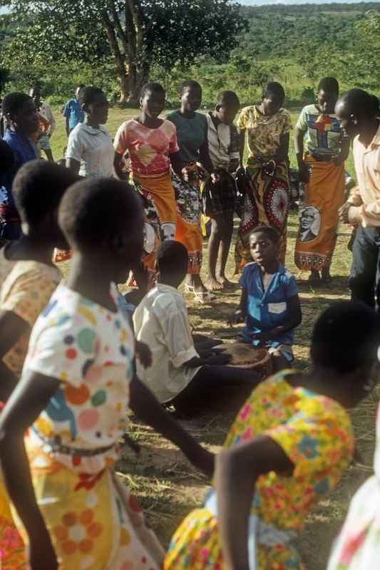 Girls dancing, Chamakala