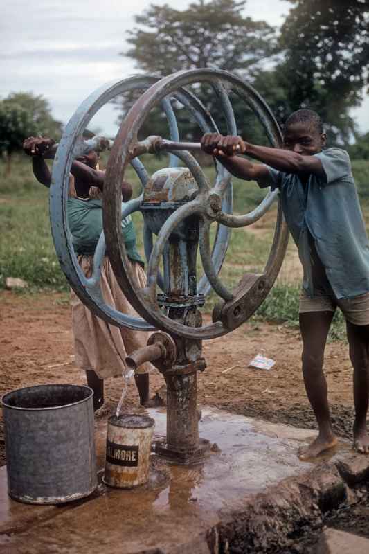 Pumping water, Chikwawa.