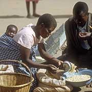 Measuring maize, Thyolo Market