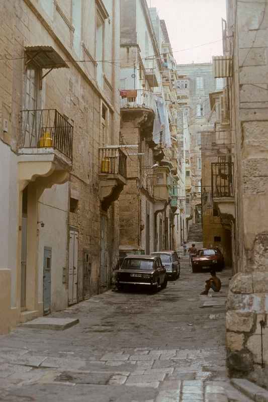 Narrow alley, Valletta