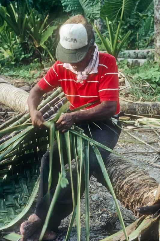 Mr. Kilafwakun, weaving