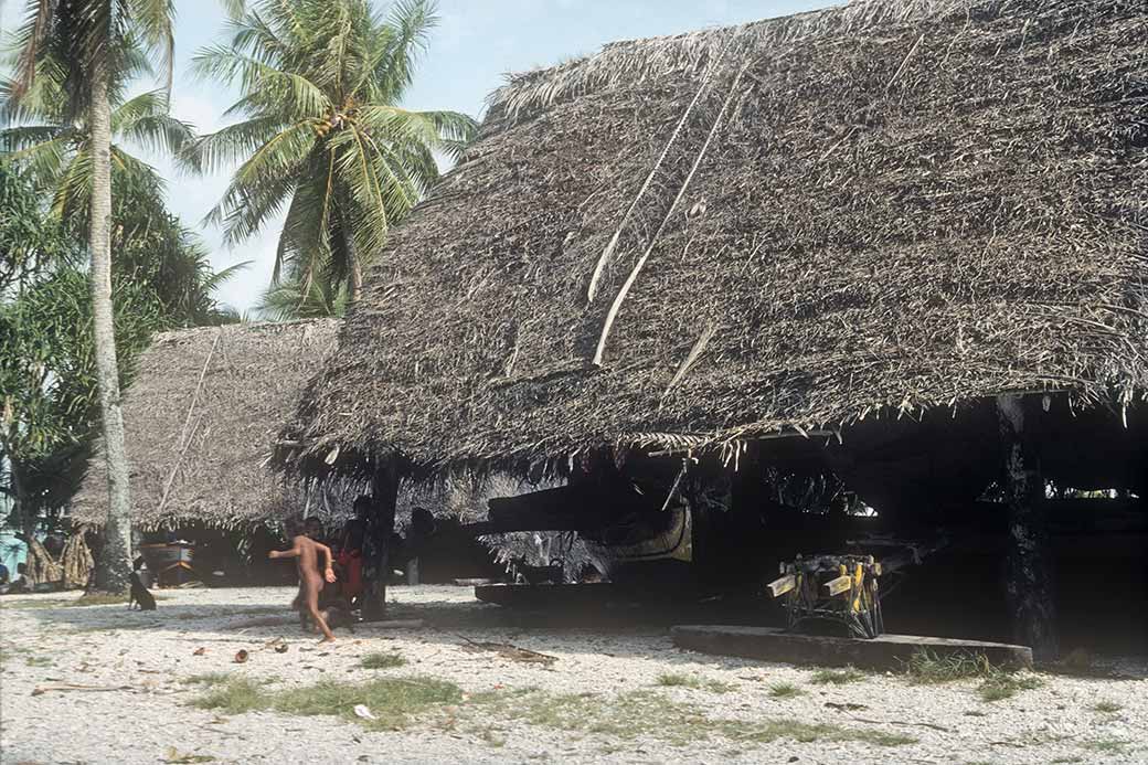 Canoe house, Onari