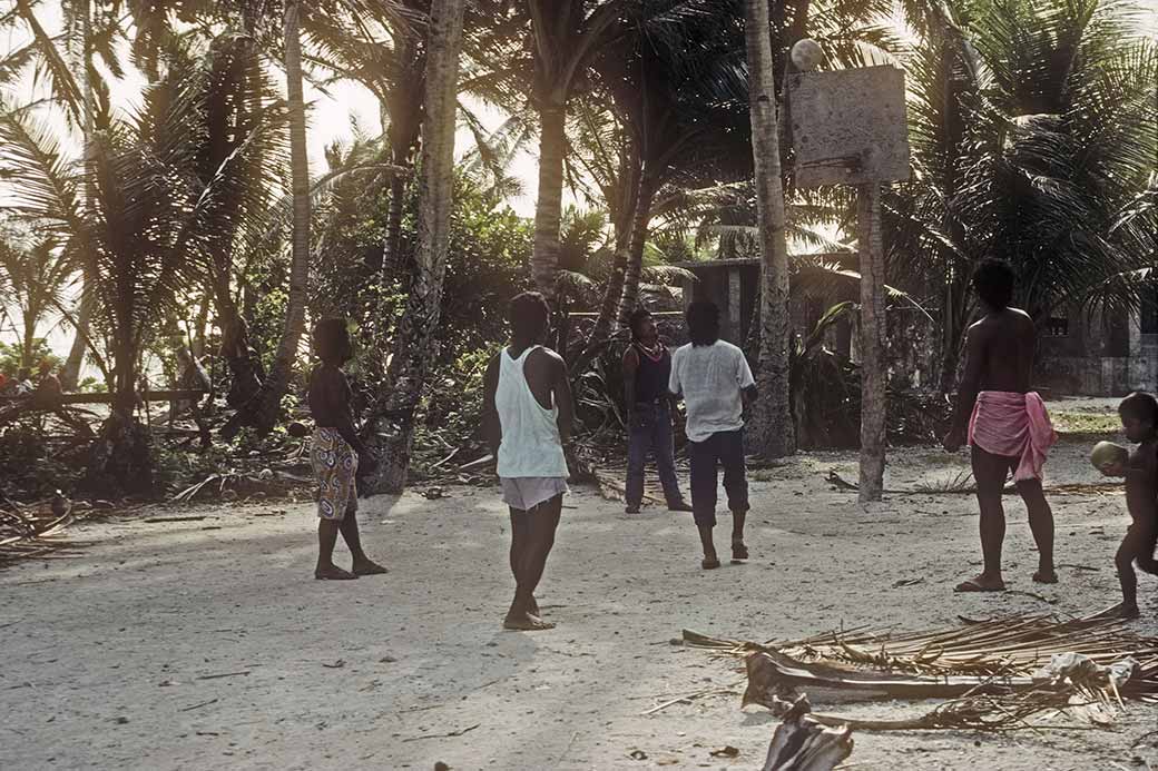 Men playing basketball, Onari