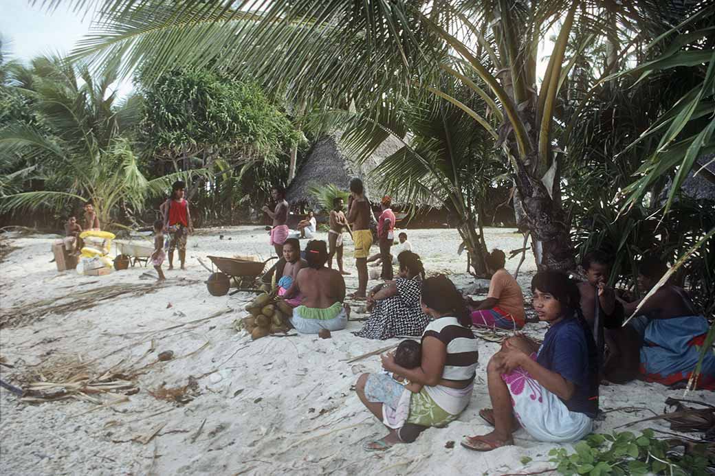 Women on the beach, Onari