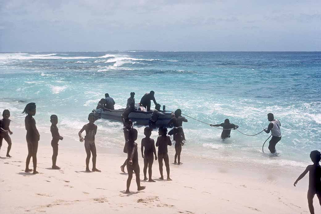 Children and the sloop, Onari