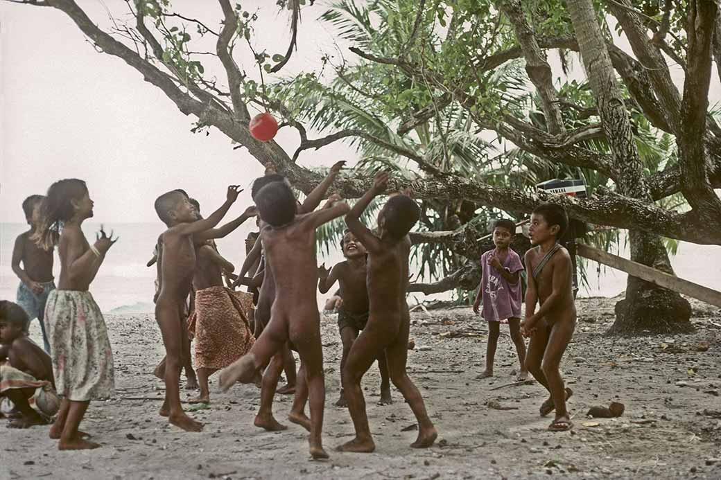 Boys playing ball, Magur