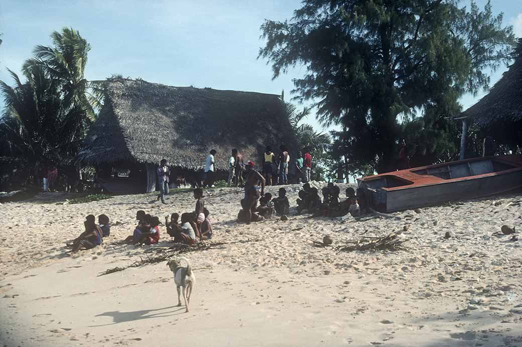 On the beach, Onoun