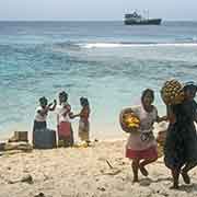 Carrying pandanus fruit, Onoun