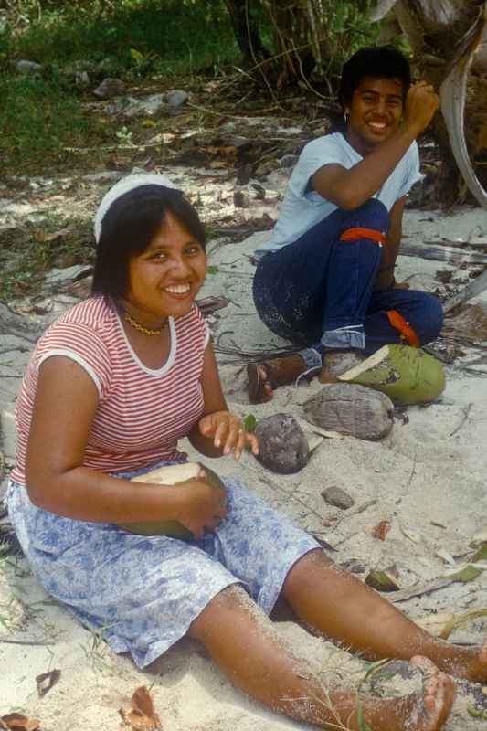 Young people with coconuts, Onoun