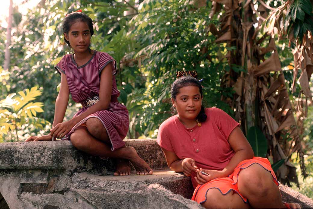 Girls relaxing of Nukuno, Tonoas