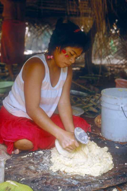 Preparing breadfruit, Rewow