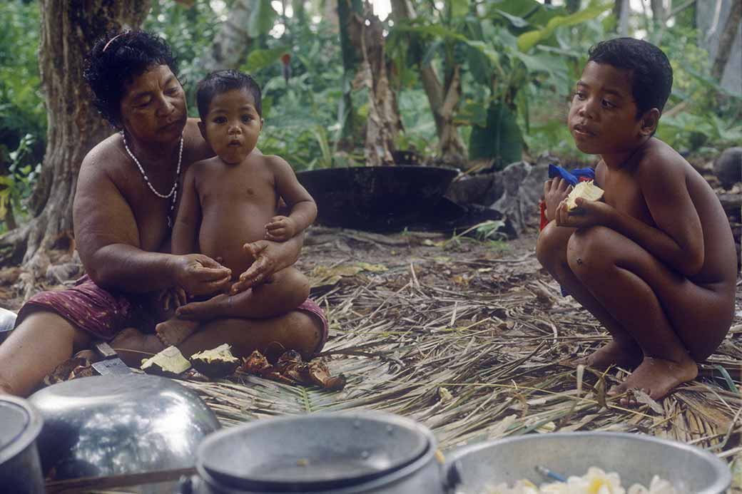 Gracia Kauka with her children