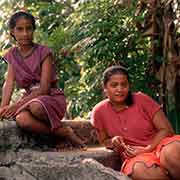 Girls relaxing of Nukuno, Tonoas