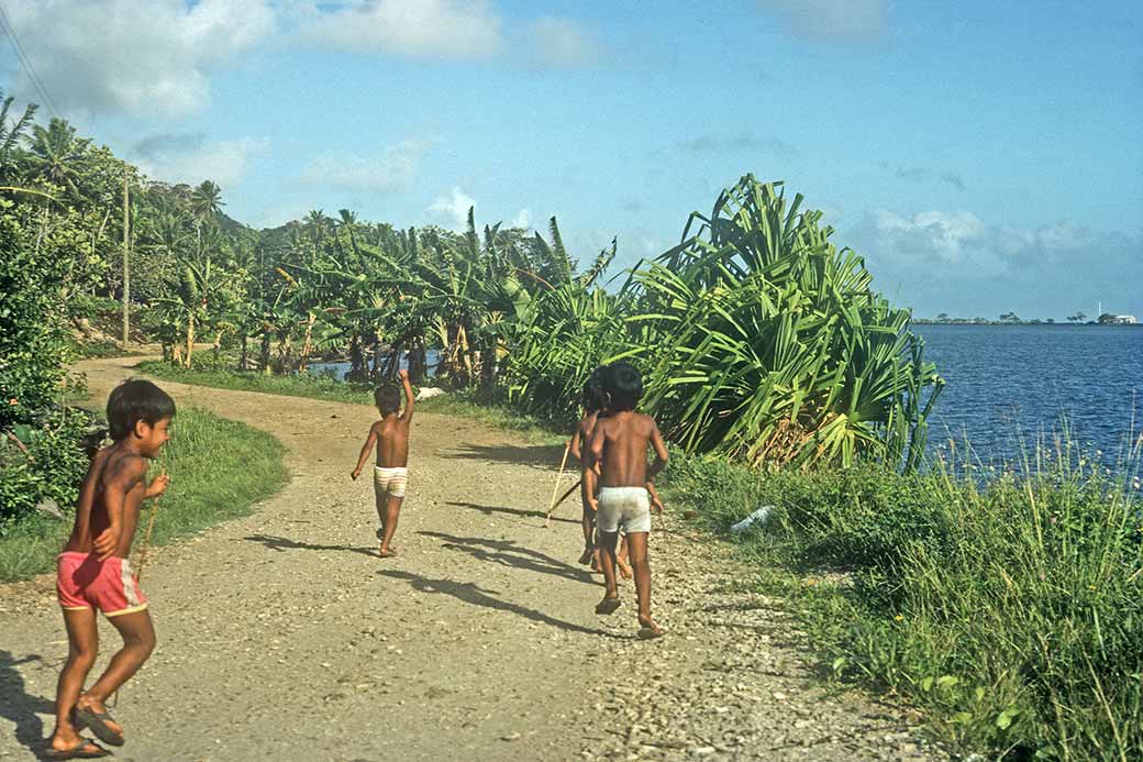 Boys running, Nett Point