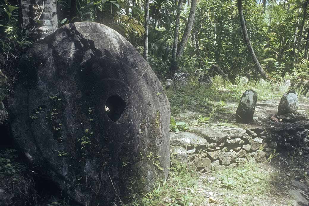 Large stone coins, Qokaaw