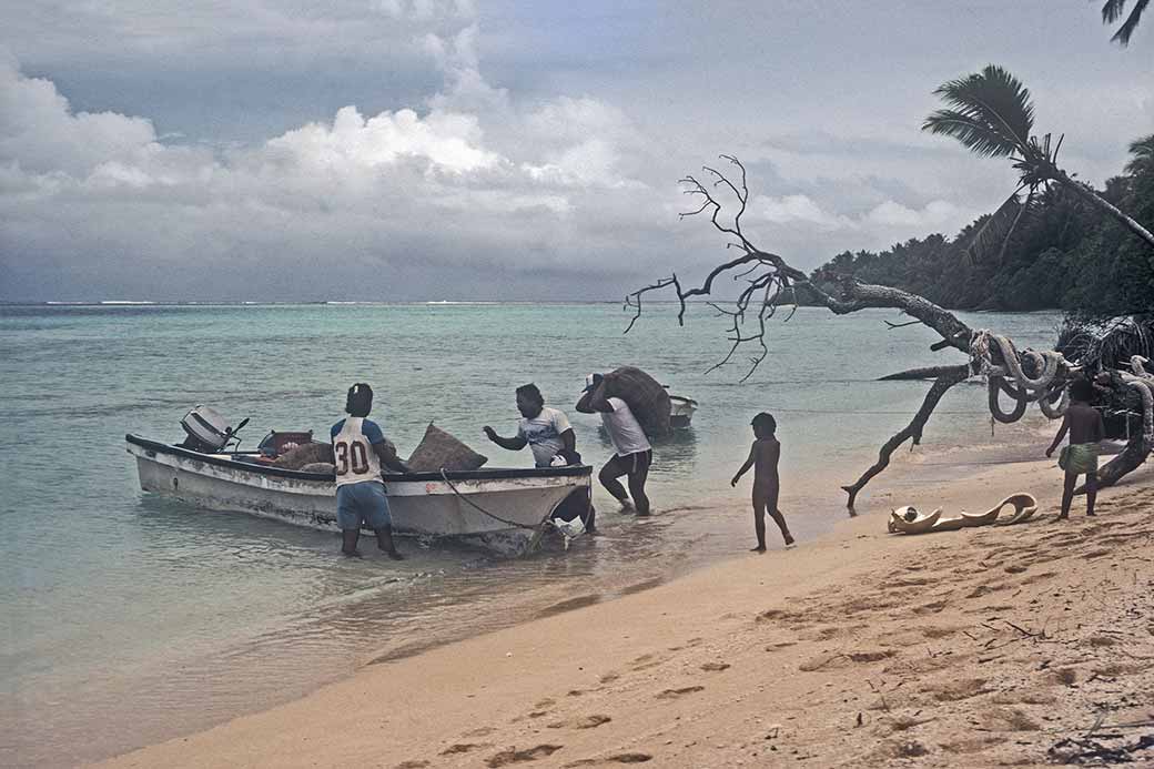 Loading copra, Olimarao Atoll