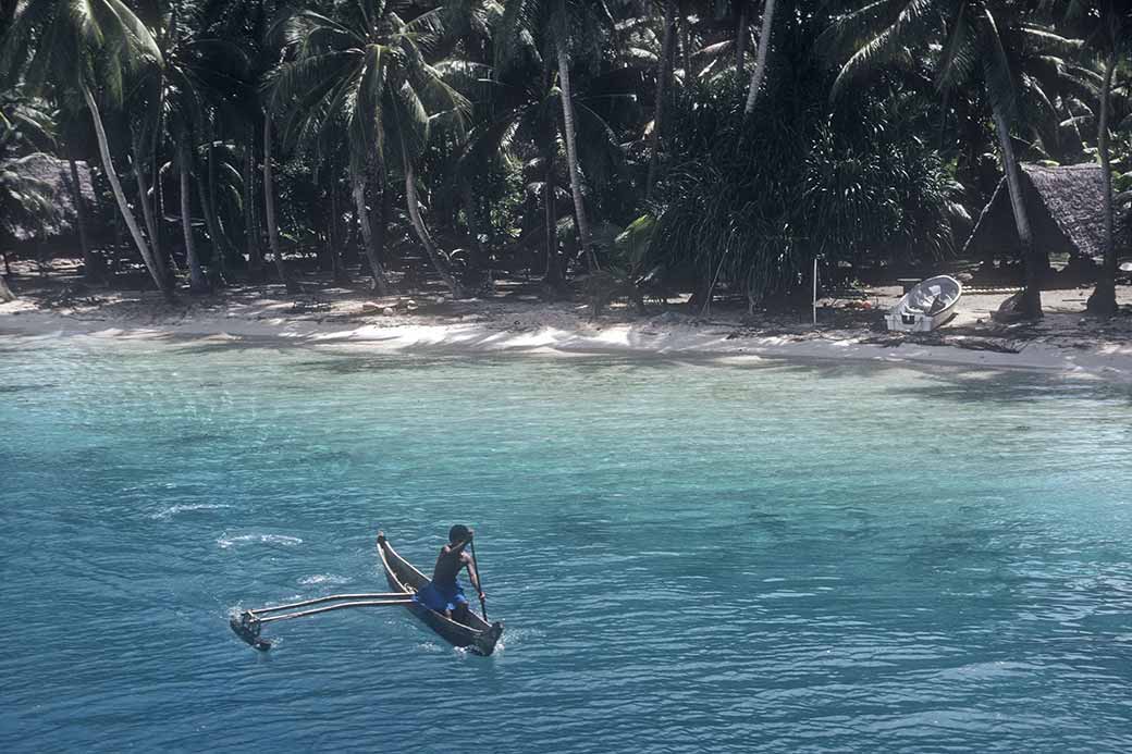 Paddling a canoe, Elato