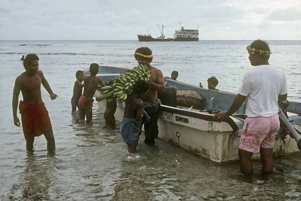 Loading bananas, Satawal